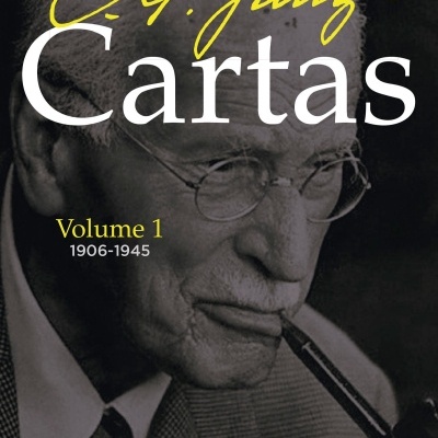 Capa do livro Cartas de C.G. Jung com foto a preto e branco de homem idoso com cachimbo.