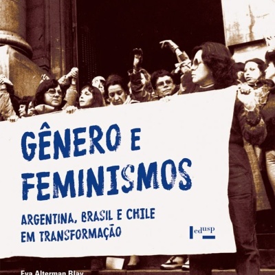 Capa de livro com fotografia sépia de pessoas segurando cartaz sobre gênero e feminismos