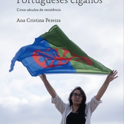 Capa de livro com mulher segurando bandeira colorida e texto do título