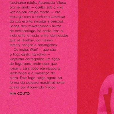 Parte traseira de um livro cor-de-rosa com texto em português e código de barras