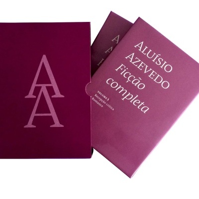 Conjunto de livros com capas roxas e texto branco de Aluísio Azevedo.