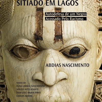 Máscara antropológica bege com texto do livro SITIADO EM LAGOS