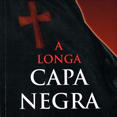 Capa do livro A Longa Capa Negra de Rubens Saraceni com cruz vermelha e fundo preto e vermelho