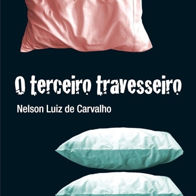 Capa de livro com três almofadas e texto em português