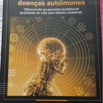 Capa do livro Auriculoterapia nas doenças autoimunes com imagem de crânio e texto