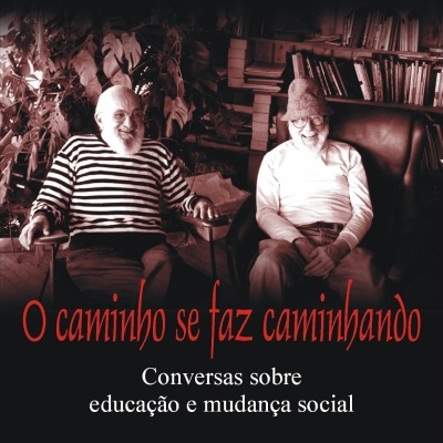 Capa de livro com foto sépia de dois homens idosos sentados e texto em português.