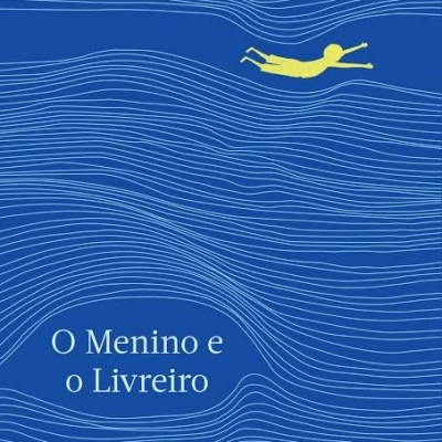 Capa do livro O Menino e o Livreiro com fundo azul e figura amarela de menino a nadar