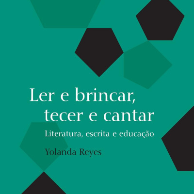 Capa de livro verde com formas geométricas escuras e título em branco Ler e brincar, tecer e cantar