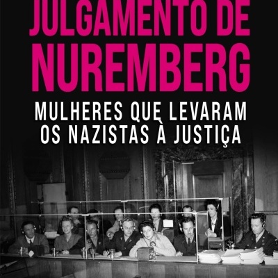 Capa de livro Julgamento de Nuremberg com fotografia histórica do tribunal.