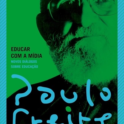 Capa de livro verde com foto de homem e textos em azul e preto sobre educação