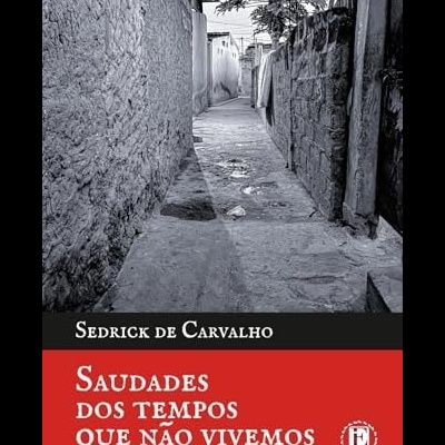Capa de livro com fotografia a preto e branco de uma ruela e texto em vermelho