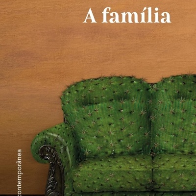 Capa do livro A família de Sara Mesa com sofá verde espinhoso e fundo castanho