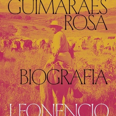 Capa do livro João Guimarães Rosa Biografia por Leonencio Nossa com homem a cavalo em campo e vacas.