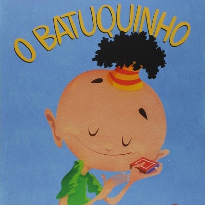 Capa do livro infantil O BATUQUINHO com ilustração de criança feliz e texto em amarelo sobre fundo azul.