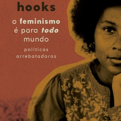 Capa de livro de cor vermelha com texto e fotografia de mulher negra com cabelo afro