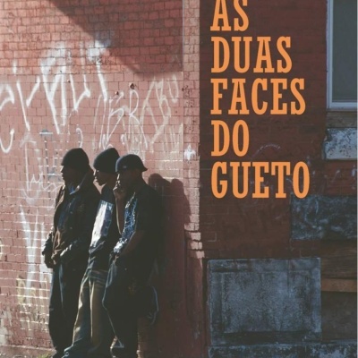 Capa do livro As Duas Faces do Gueto com título em letras laranja na parede e três homens encostados numa parede de tijolos vermelhos com graffiti.