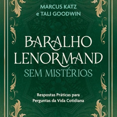 Capa de livro verde com detalhes dourados e texto branco e azul claro