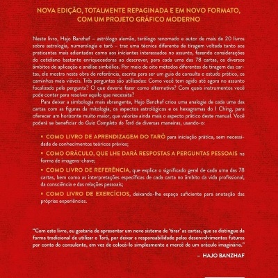 Parte traseira de livro vermelho com texto em português sobre tarô