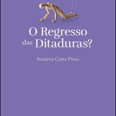 Capa de livro roxa com boneco de madeira pendurado por cordas e texto do título