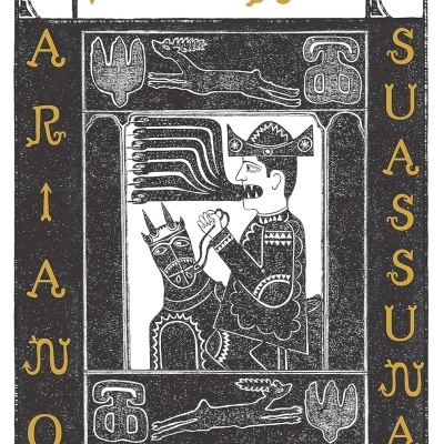 Capa de livro Romance dA Pedra do Reino com ilustração de cavaleiro e cavalo em preto e branco com texto amarelo