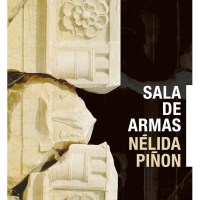 Capa de livro com fragmentos de pedra esculpida e texto SALA DE ARMAS NÉLIDA PIÑON