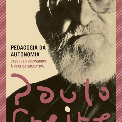 Capa de livro Pedagogia da Autonomia com foto de homem e texto Paulo Freire