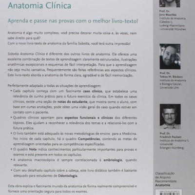 Contracapa do livro Sobotta Anatomia Clínica com texto, fotos de professores e código de barras