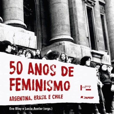 Capa de livro 50 ANOS DE FEMINISMO ARGENTINA, BRASIL E CHILE com fotografia de protesto em escadaria
