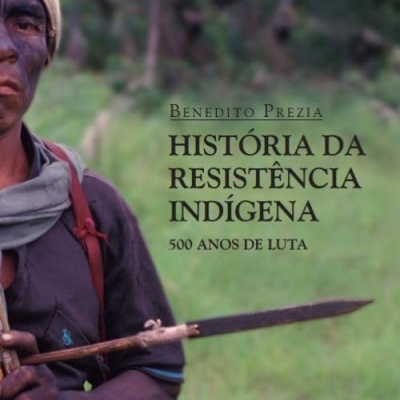 Capa do livro História da Resistência Indígena com pessoa indígena e lança