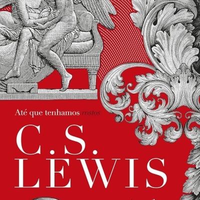 Capa vermelha de livro com ilustrações de anjos e decoração barroca e texto em branco