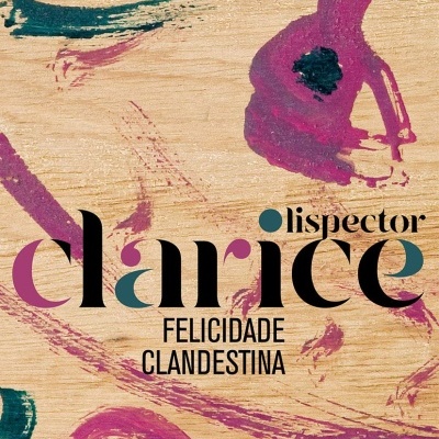 Livro Clarice Lispector FELICIDADE CLANDESTINA com fundo de madeira e pinceladas roxas.