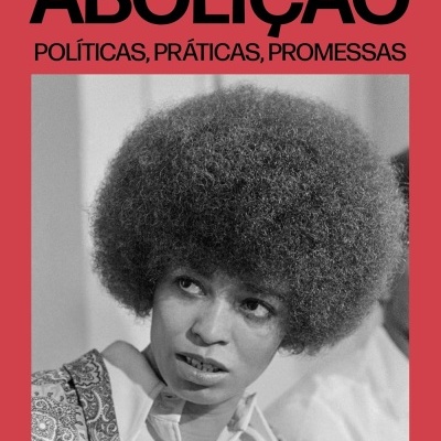 Capa do livro ABOLIÇÃO de Angela Y. Davis com foto a preto e branco da autora e texto em preto sobre fundo vermelho