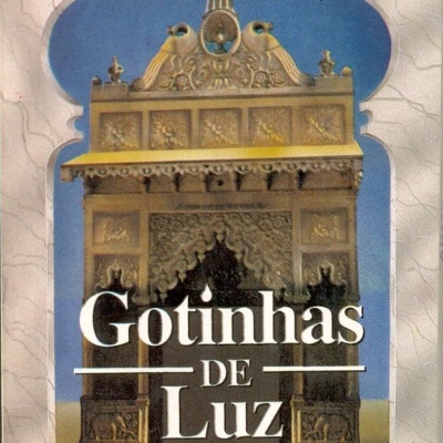 Capa do livro Gotinhas de Luz com imagem de portal dourado e texto do título e autor
