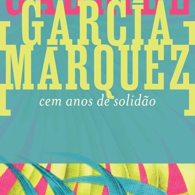Capa do livro Cem anos de solidão de Gabriel Garcia Marquez com fundo azul e padrão colorido na parte inferior