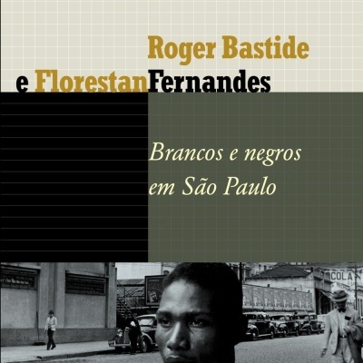 Capa do livro Brancos e negros em São Paulo com fotografia em preto e branco de homem numa rua