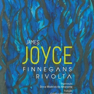 Capa do livro Finnegans Rivolta de James Joyce em fundo azul com letras amarelas e brancas.