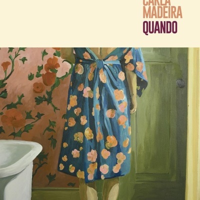 Capa do livro Quando com mulher de pijama azul e flores em ambiente interior