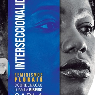 Capa de livro azul com texto branco e amarelo e rosto em preto e branco de mulher negra