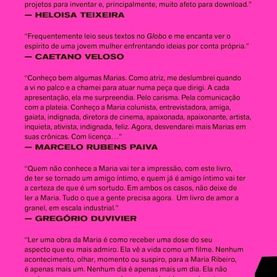 Parte traseira de um livro com citações em português e código ISBN num fundo rosa.
