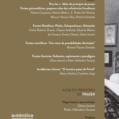 Contracapa de livro com texto sobre Sigmund Freud e princípio de prazer em fundo castanho.