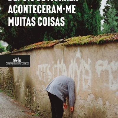 Capa do livro com pessoa encostada a muro com grafitis, texto em amarelo e branco sobre o muro