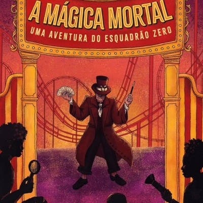 Capa de livro com mágico na frente e pessoas a assistir em parque de diversões.