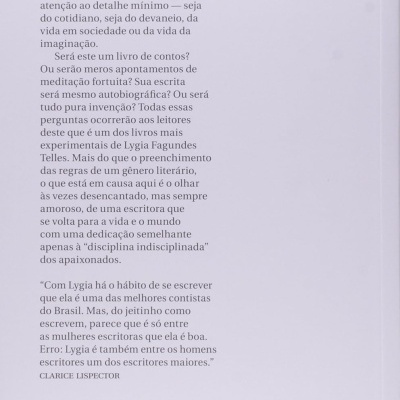 Contracapa de livro em branco com texto em português e código de barras