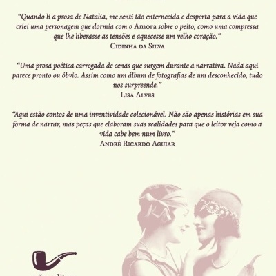 Verso de um livro com textos de depoimentos, logotipos da editora e Buobooks, código de barras e imagem de duas mulheres vintage