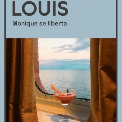 Capa de livro com texto ÉDOUARD LOUIS Monique se liberta e copo de cocktail à janela com vista para o mar
