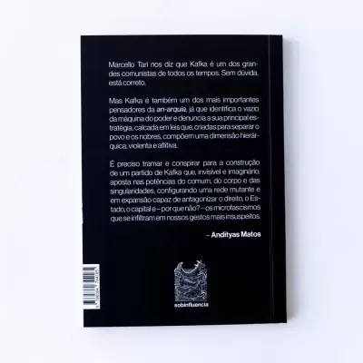 Capa traseira de livro preta com texto em branco e logotipo sobinfluencia