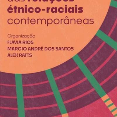 Capa de livro com título e nomes dos organizadores em fundo colorido com padrão geométrico