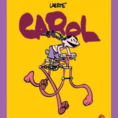 Capa de livro amarela com moldura roxa e título CAROL em roxo, personagem em bicicleta rosa e logótipo Aletria.