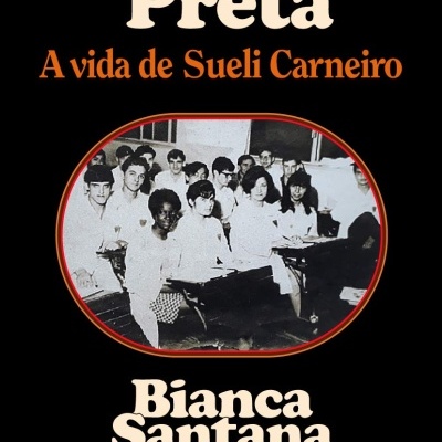 Capa de livro Continou Preta A vida de Sueli Carneiro de Bianca Santana com fotografia a preto e branco de sala de aula