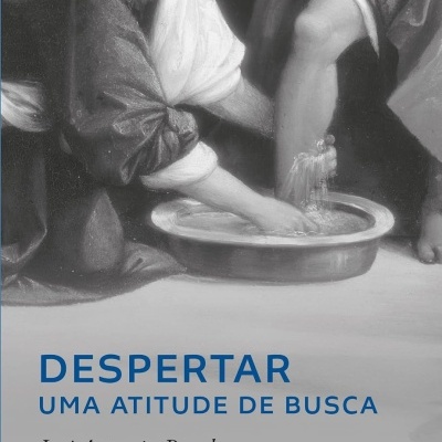 Capa de livro com imagem de lavagem de pés em tons de cinza e textos em azul e preto.